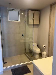 Un baño con ducha de cristal con inodoro. en Cartagena Serena del mar Morros IO, en Cartagena de Indias 7 fotos más