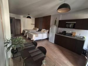 a room with a kitchen and a bed and a kitchen at OAK 3B Loft Ejecutivo con Balcón in Estación Pamplona