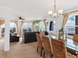 een woonkamer met een glazen tafel en stoelen bij 7133 - Barefoot in Grun Island