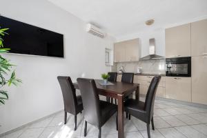 Kuchyňa alebo kuchynka v ubytovaní Apartment in Duce with sea view, terrace, air conditioning, WiFi 3423-3