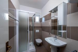 Kúpeľňa v ubytovaní Apartment in Duce with sea view, terrace, air conditioning, WiFi 3423-3