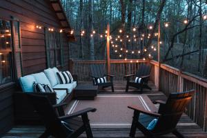 蓝岭White Tail Nook的带椅子、沙发和灯的门廊