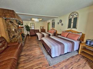 Postel nebo postele na pokoji v ubytování Cedar Wood Inn
