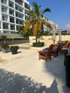 Una fila de tumbonas en la playa cerca de un hotel. en Cartagena Serena del mar Morros IO, en Cartagena de Indias