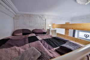 เตียงในห้องที่ Komfortables City Apartment im Historischen Wohnhaus