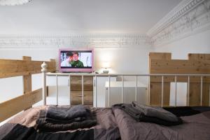 เตียงในห้องที่ Komfortables City Apartment im Historischen Wohnhaus