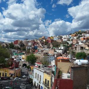 vistas a una ciudad con edificios en una colina en Low-Cost Guest House Casa Alebrije, en Guanajuato