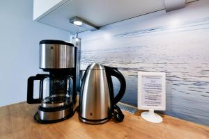 een koffiezetapparaat naast een bord bij Strandhochhaus SF11 in Cuxhaven