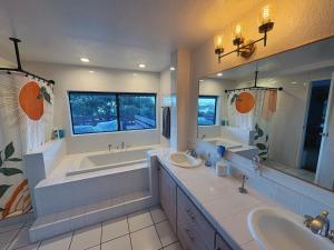 Ένα μπάνιο στο Apartment with Private Deck & Mountain Views