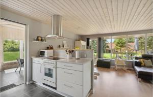 Una cocina o cocineta en Cozy Home In Spøttrup With Wifi