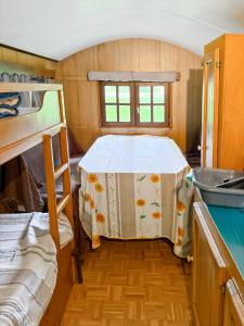 Katil atau katil-katil dalam bilik di La Corrèze en Roulotte, 3pers