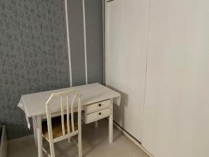 - Escritorio blanco y silla en una habitación en Cosy S3 a sousse, en Bin Rhilouf
