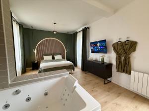 a bedroom with a bed and a bath tub in a room at Évasion spa près de Giverny in Vernon