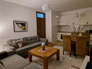 Dapur atau dapur kecil di C Street Apartment