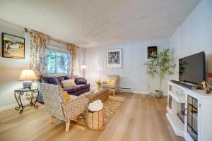 Una sala de estar con un sofá y un televisor. en 1 Mi to Reno-Sparks Home in Family-Friendly Area!, en Reno