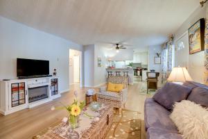 Una sala de estar con un sofá y un televisor. en 1 Mi to Reno-Sparks Home in Family-Friendly Area!, en Reno