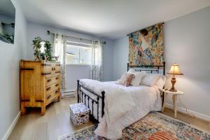 Un dormitorio con una cama y una cómoda y una ventana. en 1 Mi to Reno-Sparks Home in Family-Friendly Area!, en Reno