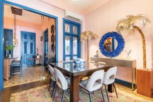 Un comedor con una mesa y sillas y un espejo. en Stylish Colonial Townhouse in Santo Domingo's Historic Heart, en Santo Domingo