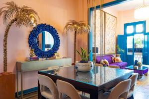 Un comedor con una mesa y un espejo. en Stylish Colonial Townhouse in Santo Domingo's Historic Heart, en Santo Domingo 45 fotos más