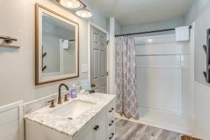 Ένα μπάνιο στο Gorgeous OIB Escape with Dock and Canal View! +30 φωτογραφίες