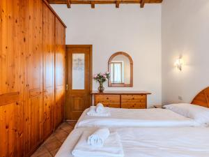 2 camas en una habitación con espejo y toallas en Apartment Americo by Interhome, en Vercana