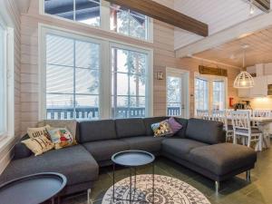 Posezení v ubytování Holiday Home Blue lake villa by Interhome