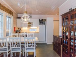 Kuchyň nebo kuchyňský kout v ubytování Holiday Home Blue lake villa by Interhome