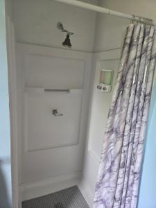 a room with a door and a shower curtain at Jake's Bed & Bar in Toivola