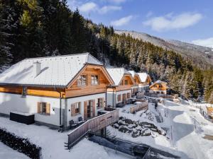 eine Luftansicht eines Hauses im Schnee in der Unterkunft Haus Ganbei in Donnersbachwald
