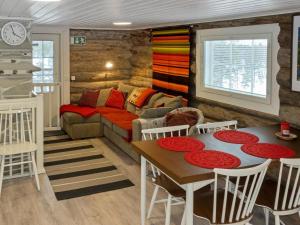 un salon avec un canapé et une table dans l'établissement Holiday Home Aurora by Interhome, à Enontekiö 15 autres photos