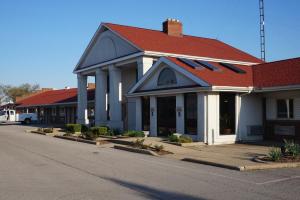 a building with a red roof on a street at Bellevue Hotel and Suites in Bellevue