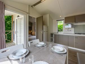 カルナックにあるApartment L'avocette by Interhomeのテーブルと椅子のあるキッチンとダイニングルーム