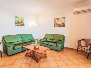 Una sala de estar con dos sofás y una mesa de café. en Villa Llebeig 155 by Interhome, en Son Bou