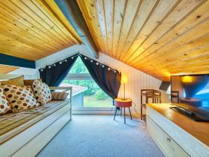 une pièce avec un canapé, une télévision et une fenêtre dans l'établissement Holiday Home Domaine de Pitrot by Interhome, à Le Moutchic