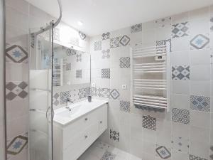 Ένα μπάνιο στο Apartment Les Galivades by Interhome +19 φωτογραφίες