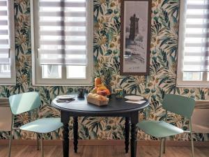 Una mesa con una cesta de fruta encima en una habitación. en Apartment Les Goélands by Interhome, en Penmarch