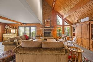 Posezení v ubytování Luxury Mountain Retreat with Hot Tub and Views + 42 fotografií