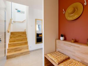 Una sala de estar con una escalera y un espejo. en Holiday Home Ohana by Interhome, en Saint-Brévin-lʼOcéan 15 fotos más