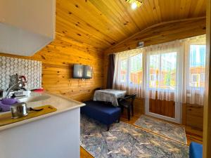 a kitchen in a log cabin with a table at Venüs Gold Bungalov Adrasan in Kumluca