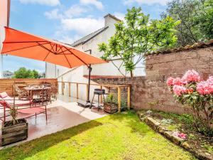 Le BonoにあるHoliday Home Maison Mélusine by Interhomeのパティオ(テーブル、赤い傘付) +17枚の写真