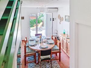 Un comedor con una mesa y algunas sillas. en Holiday Home Les Mas de Cogolin-4 by Interhome, en Cogolin