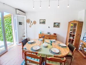 Un comedor con mesa y sillas en Holiday Home Les Mas de Cogolin-4 by Interhome, en Cogolin 15 fotos más