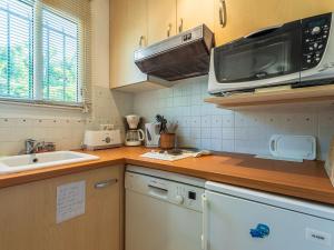 Kuchyň nebo kuchyňský kout v ubytování Apartment Les Mas de Pramousquier-14 by Interhome