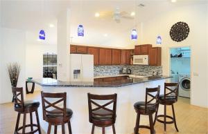 una cucina con bancone e bar con sedie di "Blue Diamond" heated pool house by the water a Cape Coral
