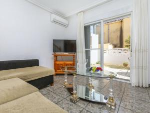 Televisyen dan/atau pusat hiburan di Holiday Home Columbretes by Interhome