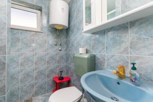 Kúpeľňa v ubytovaní Apartments by the sea Rastici, Ciovo - 4293 + 22 fotografií