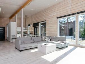 un salon avec un canapé et une table dans l'établissement Holiday Home Villa dalton by Interhome, à Vierumäki