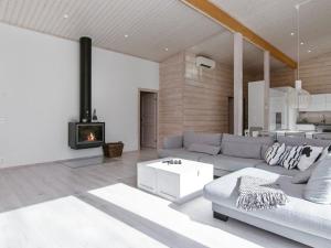 un salon avec un canapé et une cheminée dans l'établissement Holiday Home Villa dalton by Interhome, à Vierumäki