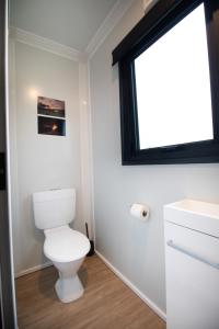 O baie la The Hideaway - Hot Tub - Flat Walk to Town +8 fotografii