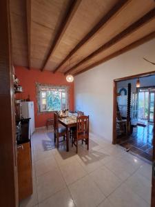 a kitchen and dining room with a table and chairs at Casa Arte Rupestre in Ibicoara